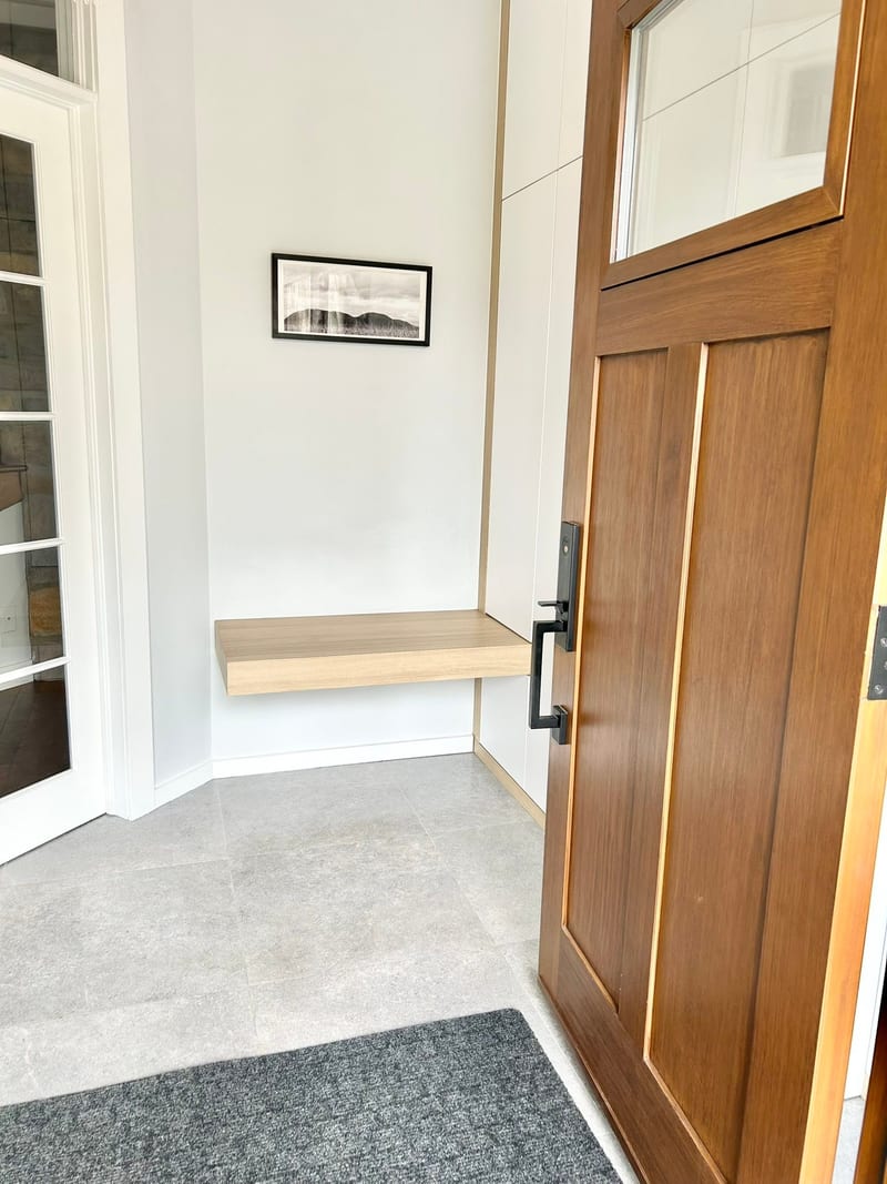 L'Accueillant — Entryway